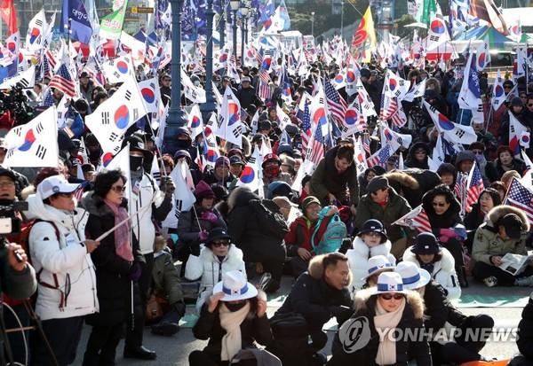 朴槿惠被弹劾2周年铁粉集会，为何挥舞美国国旗高呼放人「」 论文致谢